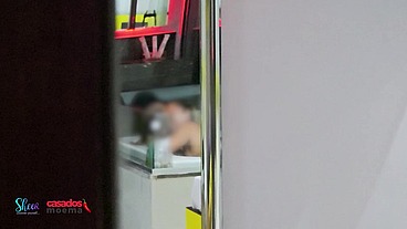 Deixei o corno de castigo só espiando do lado de fora enquanto ele me come na banheira