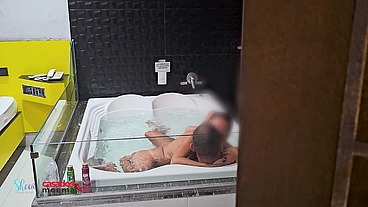 Deixei o corno de castigo só espiando do lado de fora enquanto ele me come na banheira