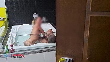 Deixei o corno de castigo só espiando do lado de fora enquanto ele me come na banheira