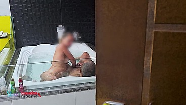 Deixei o corno de castigo só espiando do lado de fora enquanto ele me come na banheira