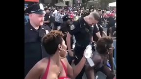 Mexendo a bunda pro policial em Salvador