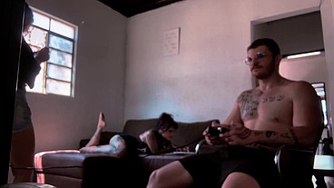 Bastidores da gravação chupando o Carmona jogando video game