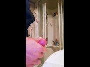 Patrigno si filma in toilette si sega il suo bel cazzo dritto con cappella rossa