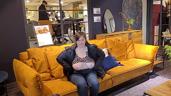 J&rsquo_essaie les divans du magasin seins bien expos&eacute_s