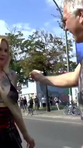 Love Parade Schlampe im Wohnwagen schnell abgearbeitet   Clip 1