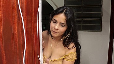 ENTRO AL CUARTO DE MI MADRASTRA Y VEO QUE ESTA TOTALMENTE DESNUDA, QUE RICO!! VOY A CHUPAR TODO ESE CULO HASTA COLOCARLA MUY CACHONDA