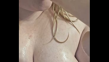 BBW sucks dick in bath
