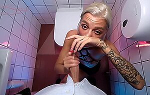 Owl crystal, sexet bartender suger den sidste gaests pik pa toilettet