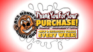 Một anh chàng da đen nghiệp dư tự sướng với dương vật to lớn của mình và xuất tinh một lượng lớn.