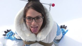 Косплей-шлюшка Mei из Overwatch делает минет на снегу