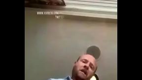 homem caralhudo batendo uma