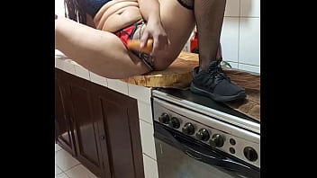 Milf culona se masturba en la cocina mientras prepara la cena