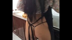 Milf culona se masturba en la cocina mientras prepara la cena