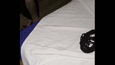 Casadinha brasileira faz video com amante para satisfazer o corno - Hotwife fode com o amante e grava tudo para o marido corno ver a esposinha no pau de outro macho.