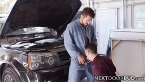 Young man shows his deepthroating skills before raw banging