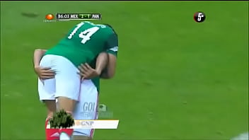 Raul Jimenez mete sus dedos en el culo del Chicharito