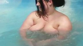 Chubby Caucasian BBW whore masturbates while bathing in a spa