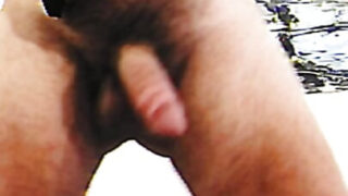 Érett, transzvesztita ruhák közötti ruhában öltözött, hatalmas faszú amerikai srácok masztrurbálnak, ruhákban táncolnak, majd análisan dugnak meg