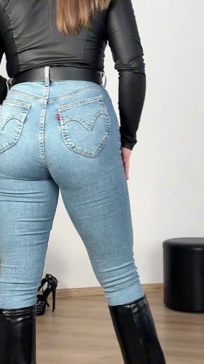 Must-see moment from "I"m showing you my best leather outfits"