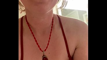 Mature MILF shows off her big booty and perfect tits while twerking and pissing