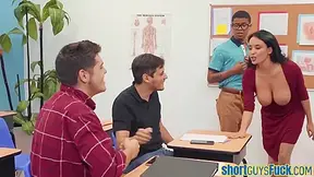 Short Ebony Guy Pussysmashing Cougar