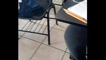 Jovencita se monta a otra en plena clase