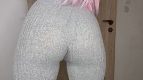 I have a cameltoe pussy in my leggings and I masturbate