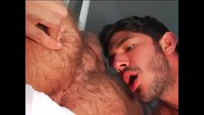 CHUPANDO OS RABOS DE DOIS PUTOS GOSTOSOS