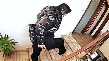 MilfyCalla – Shiny Downjacket, Jeans & Leotard Stairway Sex (Uncut Cum on Clothes)