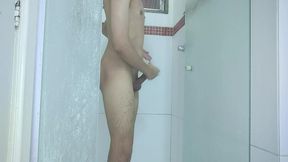 novinho batendo punheta no banho
