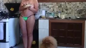 na casa da praia ela fica a vontade com a amiga esperando o namorado