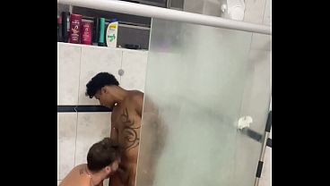 Esse safado veio tomar banho comigo com um boquete e acabamos fodendo um ao outro com for&ccedil_a