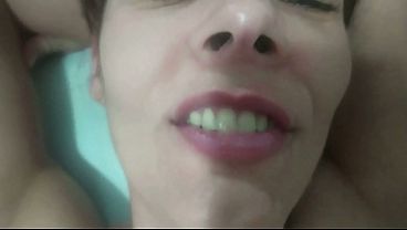 Madrasta tirando a virgindade do enteado novinho,o garoto gozou tanta porra que deixou a coroa toda melada