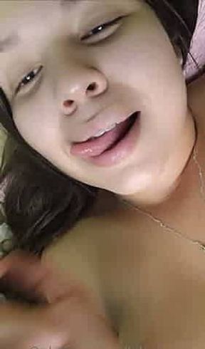 Kiki 18 ans se branle la chatte