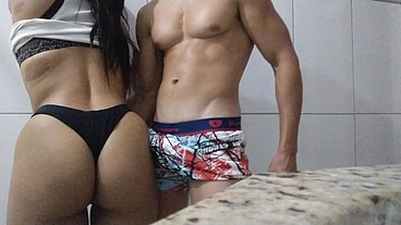 Lunaferrari quase não aguentei o Pal grande do meu padrasto safado só quer me comer escondido da minha mãe