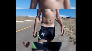 Pau duro na caminhada. Aproveitei pra bater uma e me exibir pros boys que passavam