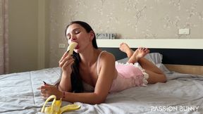 Beauty Morning Routine - Banana Eating for Start