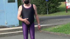 Im Spandex Catsuit, in freier Natur