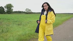 Miss Amira unterwegs im Friesennerz, gelber Regenlatzhose und Gummistiefel