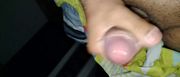 Hombre maduro muestra cómo amanece su polla grande y gruesa cada que