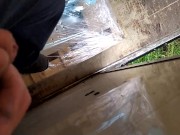 Amatoriale ita pubblico - piscio su un camion fermo mentre l'autista scarica