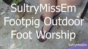 Footpig outdoor foot worship