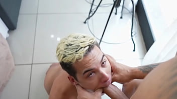 CHAME O AMIGO PRA TIRAR UMAS FOTOS, MAS ELE TIROU FOI LEITE DA MINHA PICA.