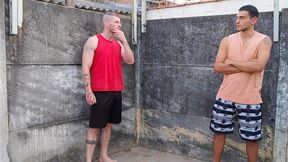 carmona e cobra batendo uma no quintal