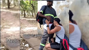 Flagrado de uniforme fodendo outro cara no mato