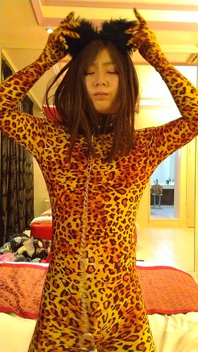 Japanese cd change leopard from black cat   Clip 1