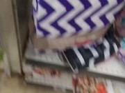 Me masturbo en medio del supermercado y casi me pillan ( REAL PUBLICO AMATEUR)