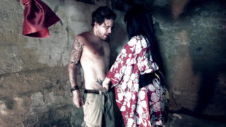 Luke Hotrod rammt Daisy Rocks knackigen Hintern nach einem schlampigen Blowjob.