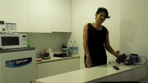 perla lopez, psicologa ninfomana, de nuevo en bs as. , se coje al plomero y media hora despues trae dos vecinos y se hace un hermoso trio capitulo 40