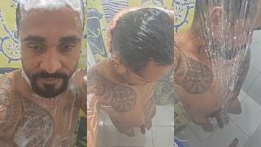 Safadinho pelado tomando banho gostoso